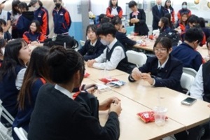 机を囲む生徒たちの写真