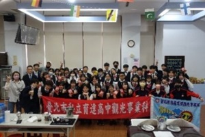 現地の高校生・教職員と一緒に撮影した集合写真