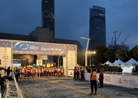 2025台北マラソンのスタート前、ランナーたちが並んでいる写真