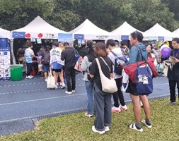 2025台北マラソンの千葉県ブースにお客さんが列を作っている写真