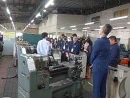 実習設備の機械を見学する台湾教育旅行団の写真