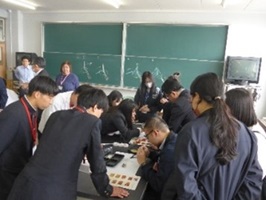 電子回路の組み立てを体験する台湾教育旅行団の生徒たちの写真