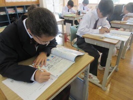 生徒が教科書で学んだ箇所を視写している写真