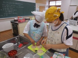 生徒2名が調理実習をしている写真