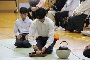 生徒たちが茶道でお点前疲労をしている写真