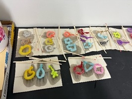 結晶のついたモールを引き上げ乾燥させている写真