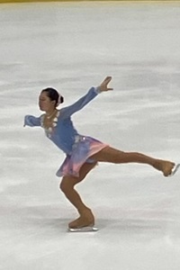 フィギュアスケート(少年女子チーム)北見奏選手の演技中の写真