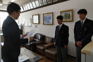 表彰を受ける生徒2名の写真