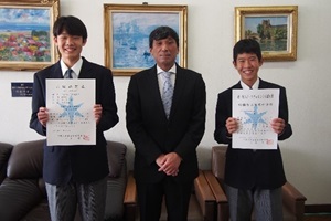 表彰状を受けとって記念撮影する代表生徒2名の写真