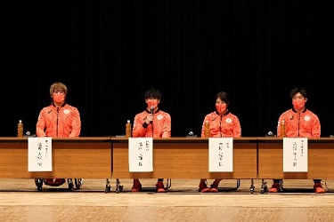 失敗からの課題について答える橋本選手の写真