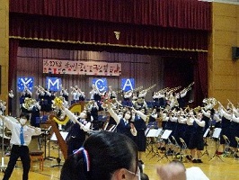 演奏する生徒の画像
