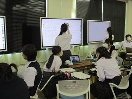 プレゼンルームで班別学習をする生徒の画像