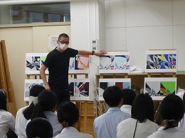 教員が生徒の平面構成作品を講評している画像