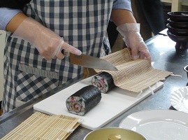 サザエの祭り寿司を切る画像