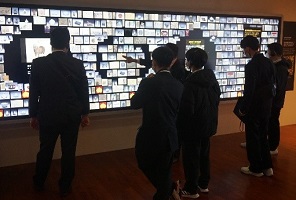 故宮博物院でICTを活用した展示を視察する派遣団の画像