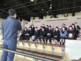 台湾で働く日本人スタッフの講話を聞く派遣団の画像