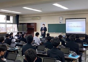 講義を受ける中学生の画像