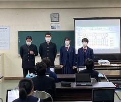 中学生に商業高校の魅力を話す生徒の画像