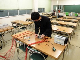 電圧の微調整をする生徒の画像