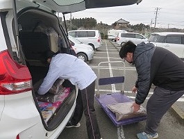 荷物を運ぶ生徒の画像