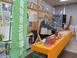 元気に接客する生徒の画像