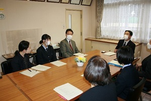 佐々木教育次長と談話する保育基礎コースの生徒と職員の画像