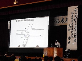 講演をする講師の画像