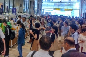 多くの人で賑わう千葉駅のコンコースの写真