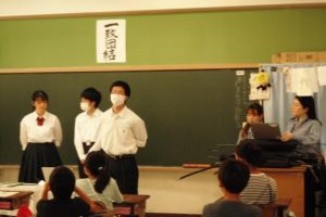 高校生が教壇に立って授業を行っている写真