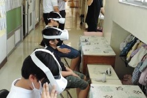 小学生が仮想現実を体験している写真