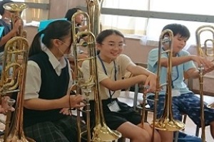 高校生と小学生が仲良くしている写真