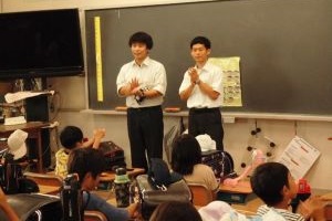 小学生が高校生に質問をしている写真