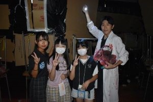 お化け屋敷担当の高校生といっしょに写っている写真