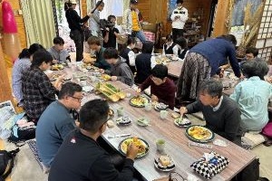 参加者が昼食を食べている写真