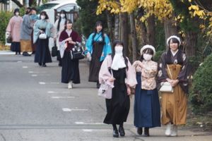 和服姿で登校している写真