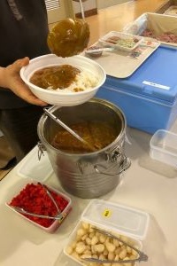 給食のカレーの写真