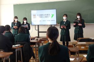 女子生徒四人が発表している写真