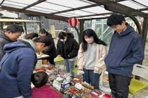 駄菓子屋が賑わっている写真