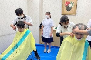 生徒が散髪している写真