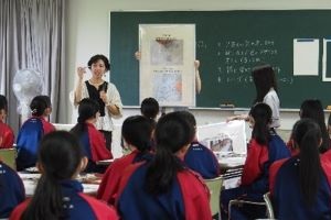 友禅染の先生から講義を受けている写真