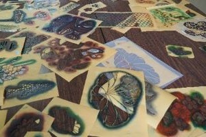 友禅染の型がテーブルに置いてある写真