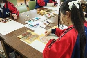 生徒が友禅染の型を配置している写真