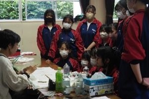 友禅染の先生から仕上げを教わっている写真