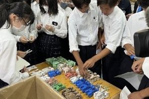 生徒たちがスプーンの色を決めている写真
