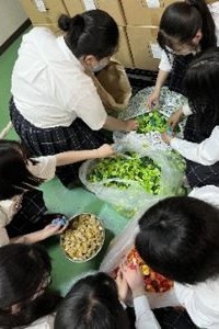 ペットボトルのフタを色別に分けている写真