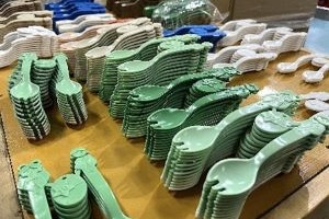 スプーンが色ごとに重ねて並んでいる写真