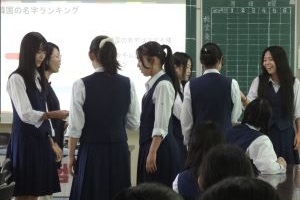 韓国語でジャンケンをしている写真