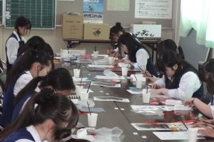 工芸品作りをしている写真
