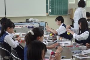 工芸品作りをしている写真
