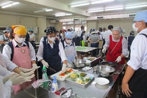 具材を切っている写真